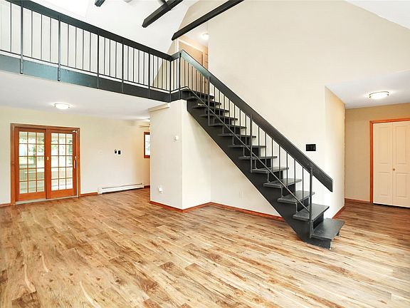 4th image of 16 Hartsdale Ln