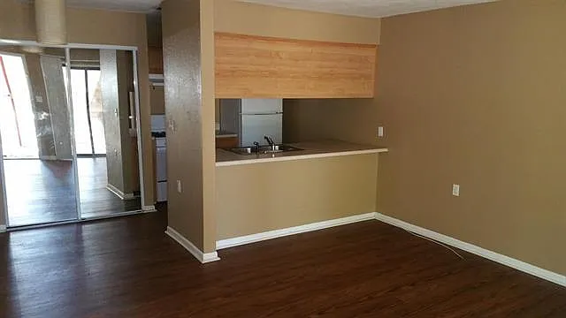 2 bed, 808 sqft, $995 — Photo 1