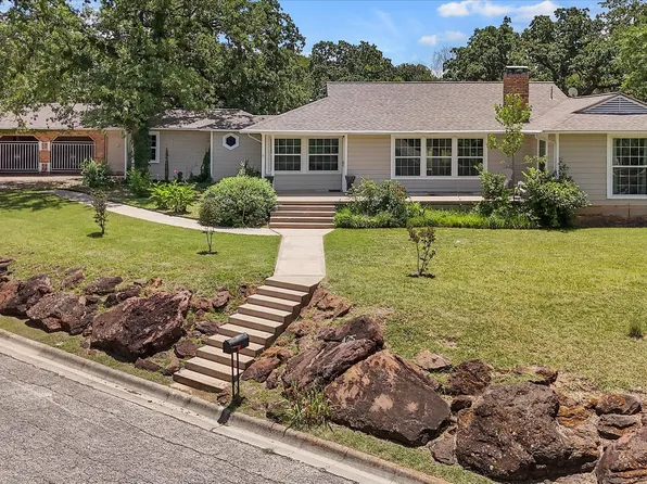 425 Oakhill Dr, Denton, TX 76201
