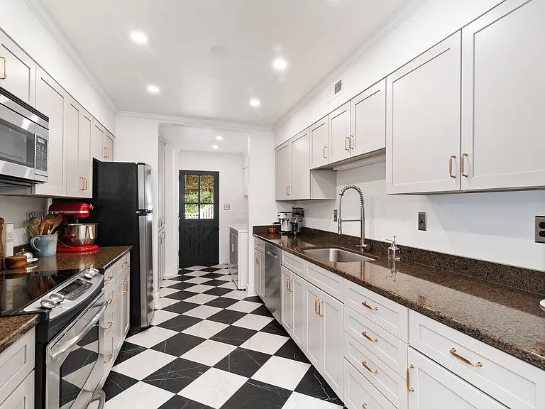 135 Layfield Dr — Photo 16