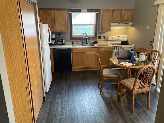 3rd image of 521 Parkwood Ln
