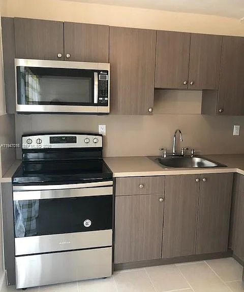 1327 SW 3rd St #3 — Photo 3