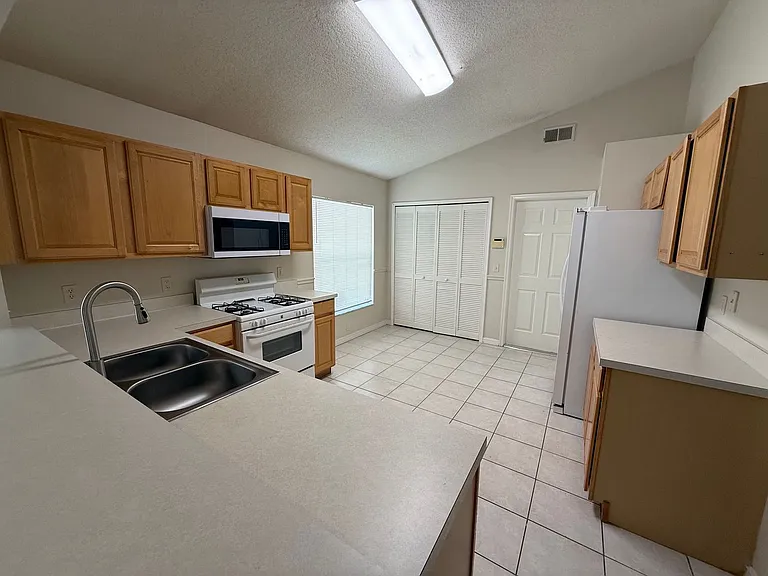12464 Castlemain Trl — Photo 10