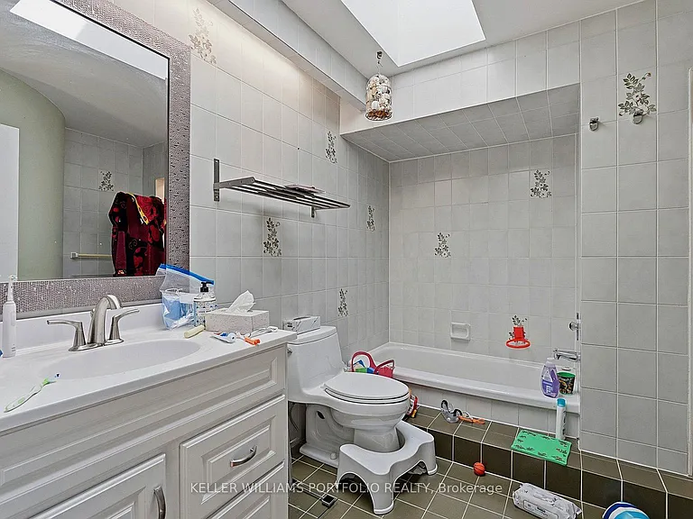 73 Jessica Gdns — Photo 28
