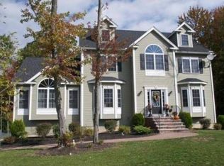 4 Devonshire Rd, Amesbury, MA 01913