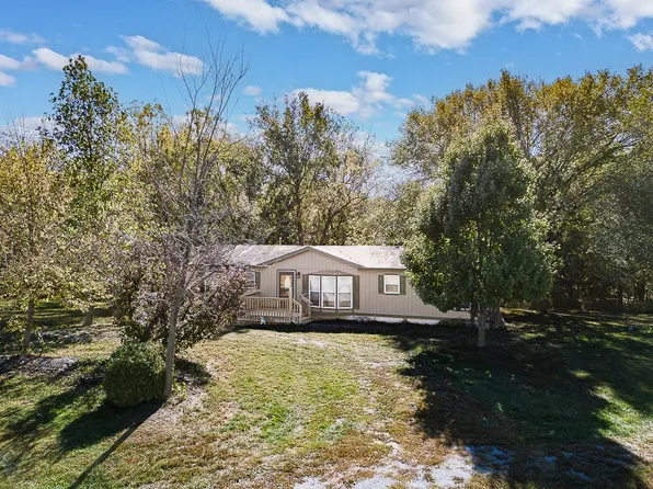 18327 State Ave, Tonganoxie, KS 66086