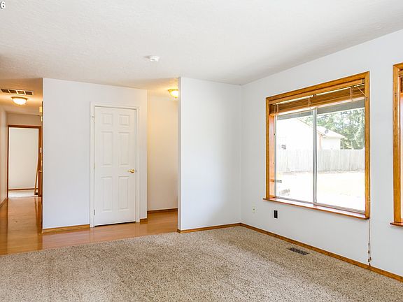 5th image of 764 NW Connell Ave