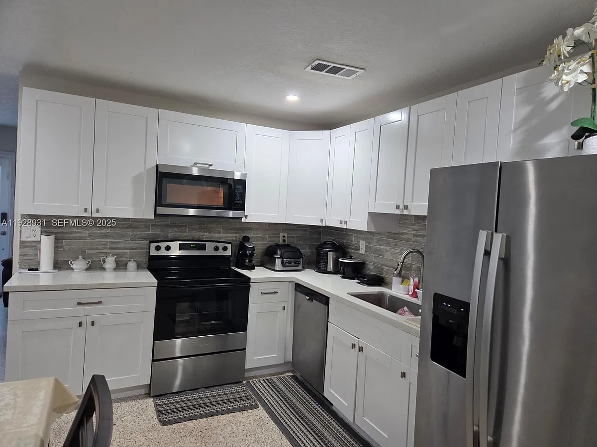Building Photo - 9228 SW 37th St #9228