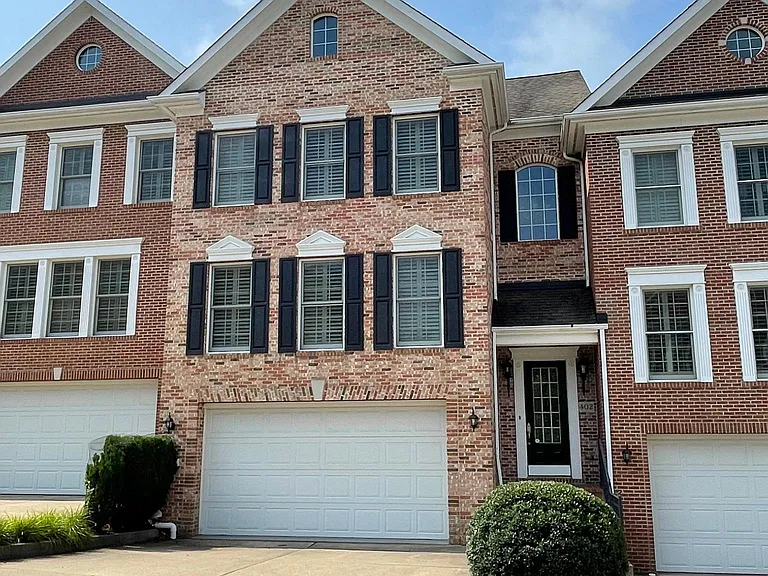 402 Georgetowne Ct — Photo 3