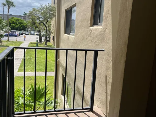8625 NW 8th St APT 213, Miami, FL 33126