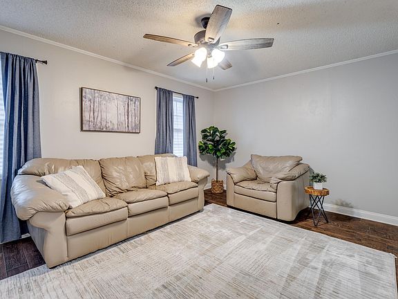 4th image of 304 Susan Dr