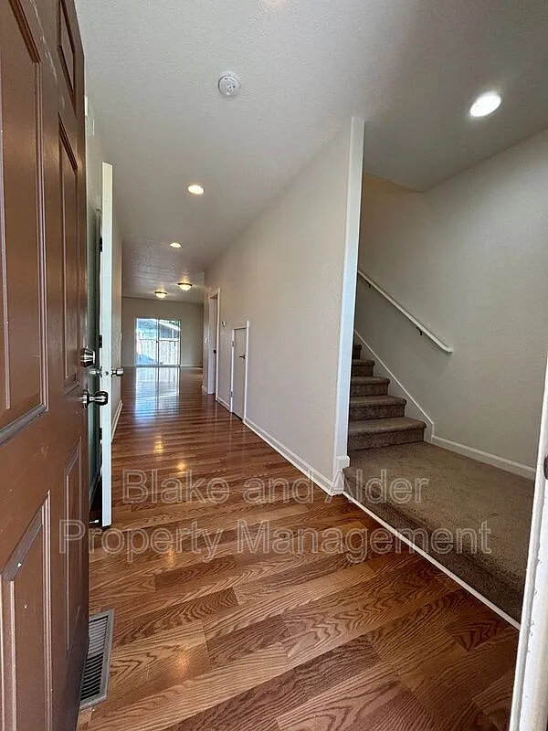 4 bed, 2.5 bath, 1950 sqft, $2,295 — Photo 2