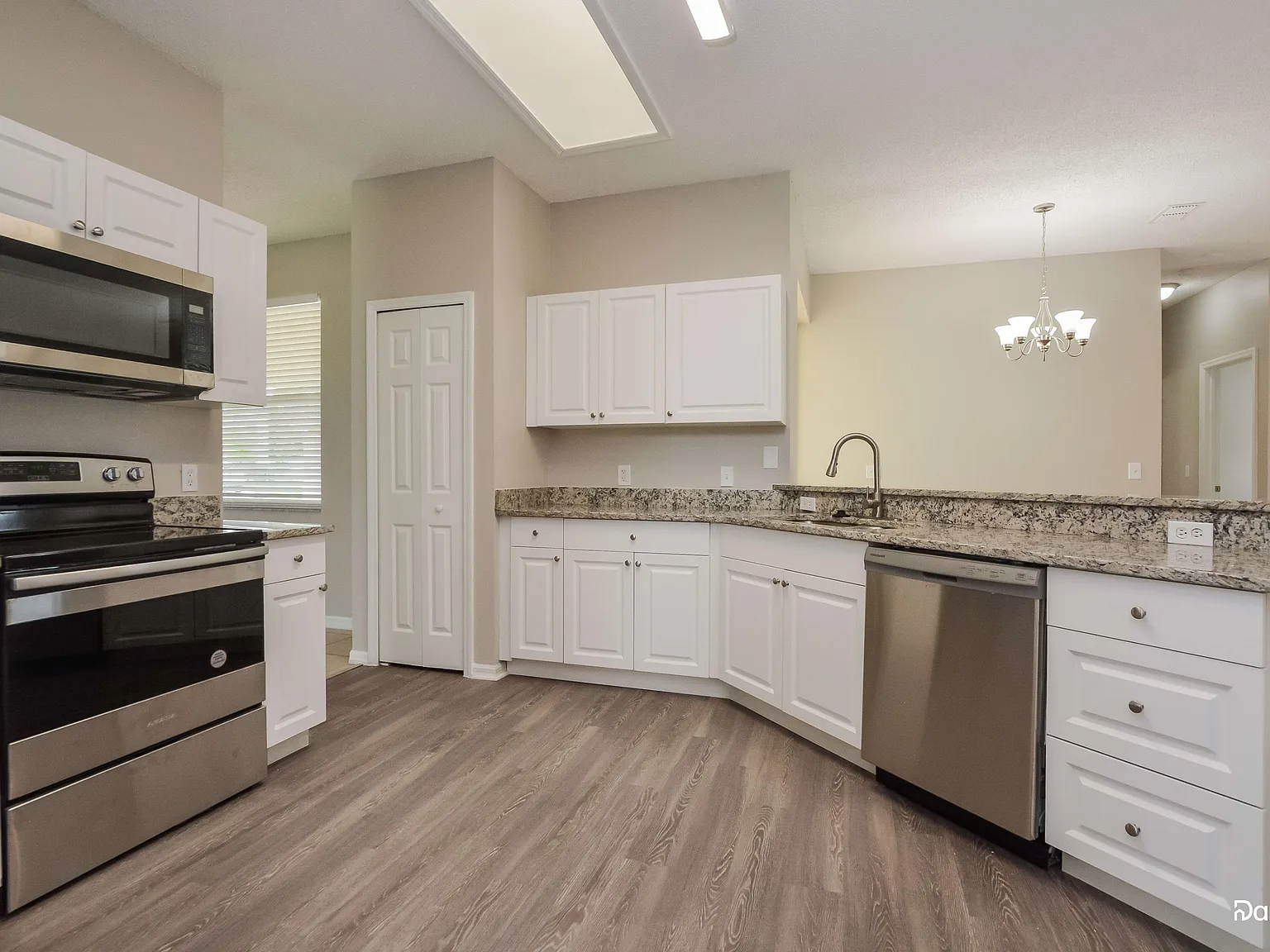 3 bed, 2.0 bath, 1876 sqft, $1,805 — Photo 2
