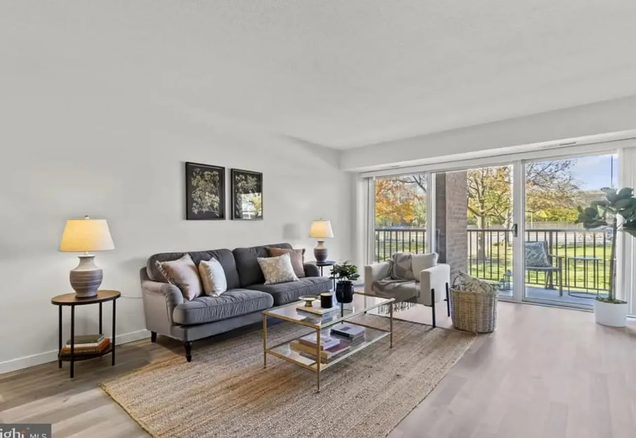 1 bed, 900 sqft, $2,400 — Photo 1