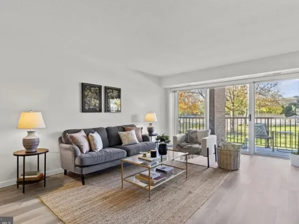 1300 Army Navy Dr, Arlington, VA