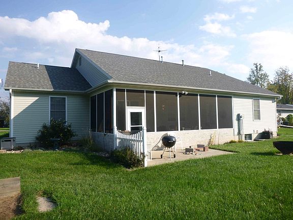 Nice screened in porch.
