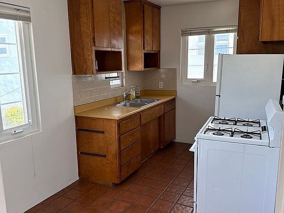 4th image of 2050-2060 2nd Ave #2056