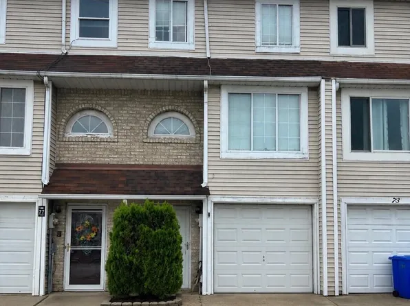 75 Francesca Ln, Staten Island, NY 10303