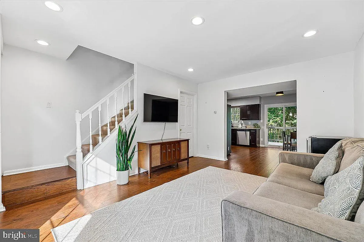3 bed, 1335 sqft, $2,600 — Photo 1