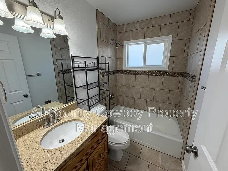 1602 Mitchell St — Photo 7