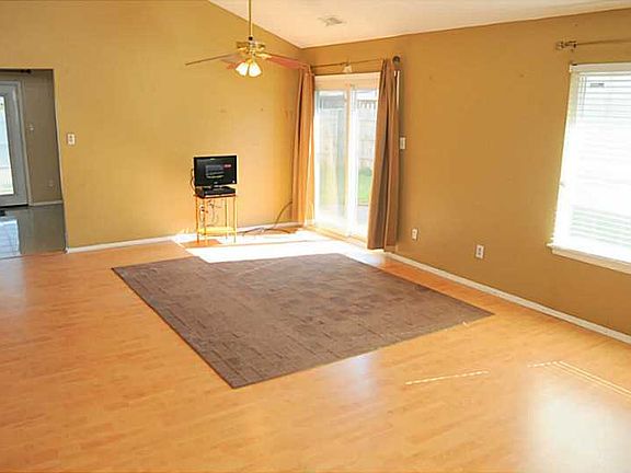 3rd image of 3404 Dandelion Cres