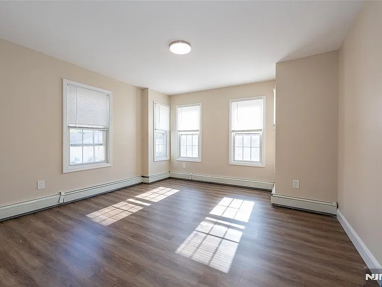 238 Van Ave — Photo 19
