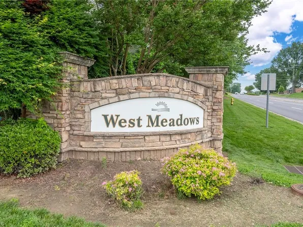 6815 Hanesbrook Cir #103, Clemmons, NC 27012