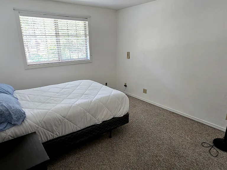 530 NW Carolyn Ln — Photo 20
