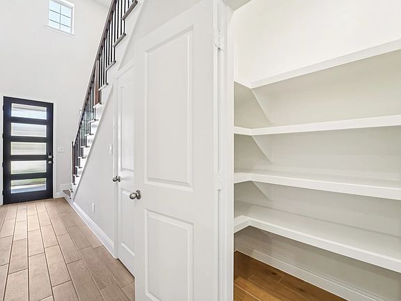 Homesite 2520 Entry Pantry