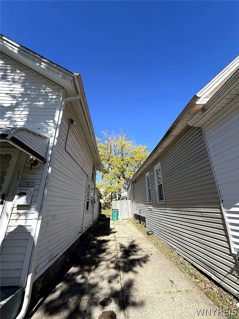 3 bed, 1.0 bath, 1023 sqft, $1,750 — Photo 2