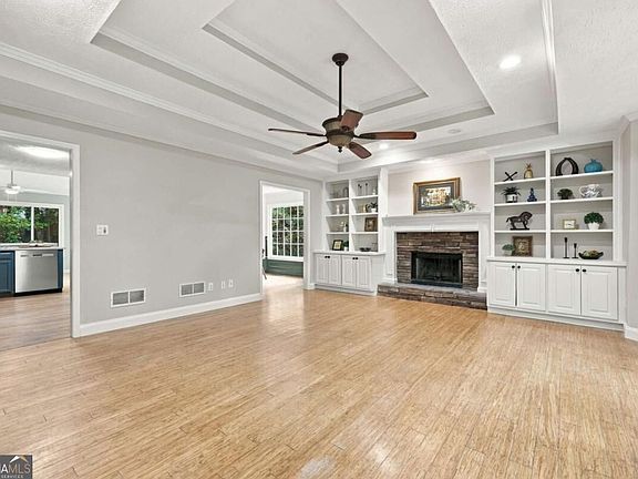 3rd image of 210 Crabapple Ln