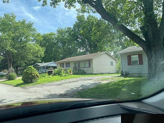 3rd image of 743 Saint Nicholas Dr