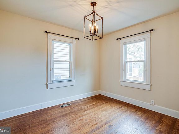 5th image of 521 Willis St