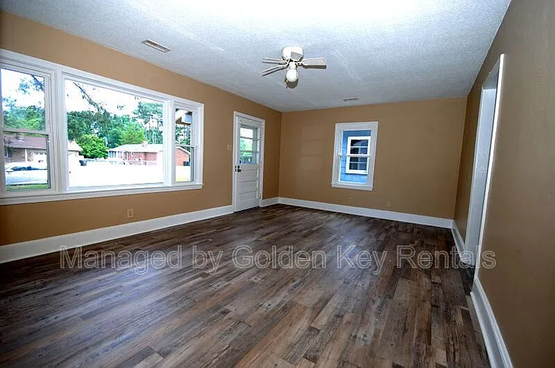 2 bed, 1.0 bath, 912 sqft, $1,100 — Photo 2