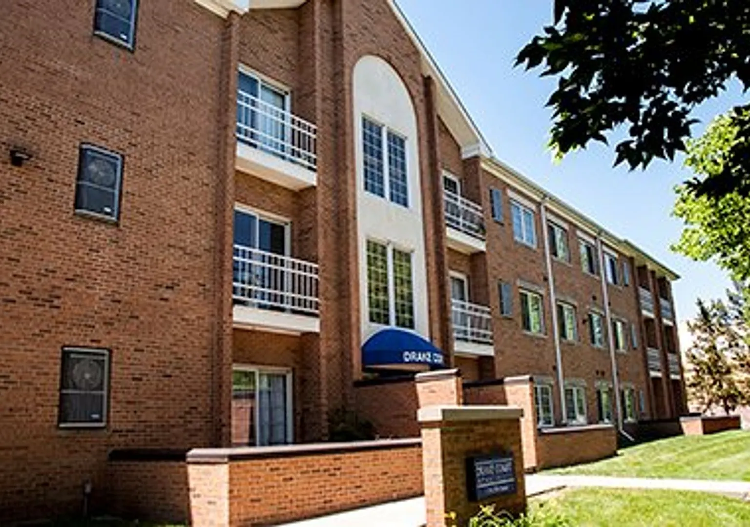 Drake Court Apartments — Photo 1