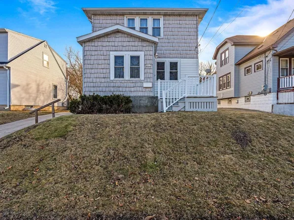 2911 East Whittaker AVENUE, Saint Francis, WI 53235