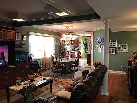 4th image of 184 Benton Ave