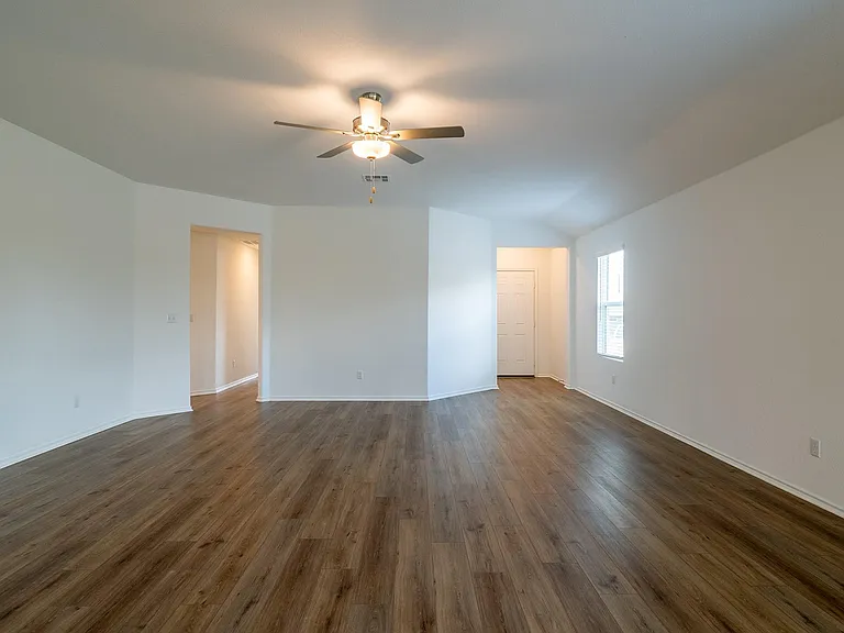 702 Silver Springs Bnd — Photo 29
