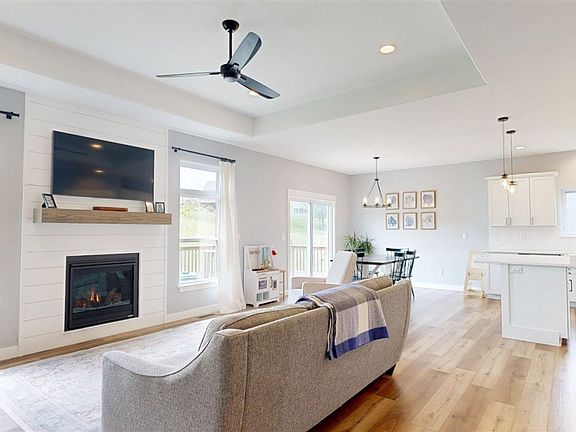 3rd image of 1002 Iris Ave