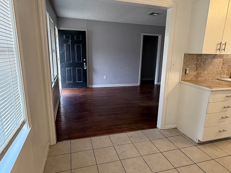 310 E Steed Dr — Photo 3