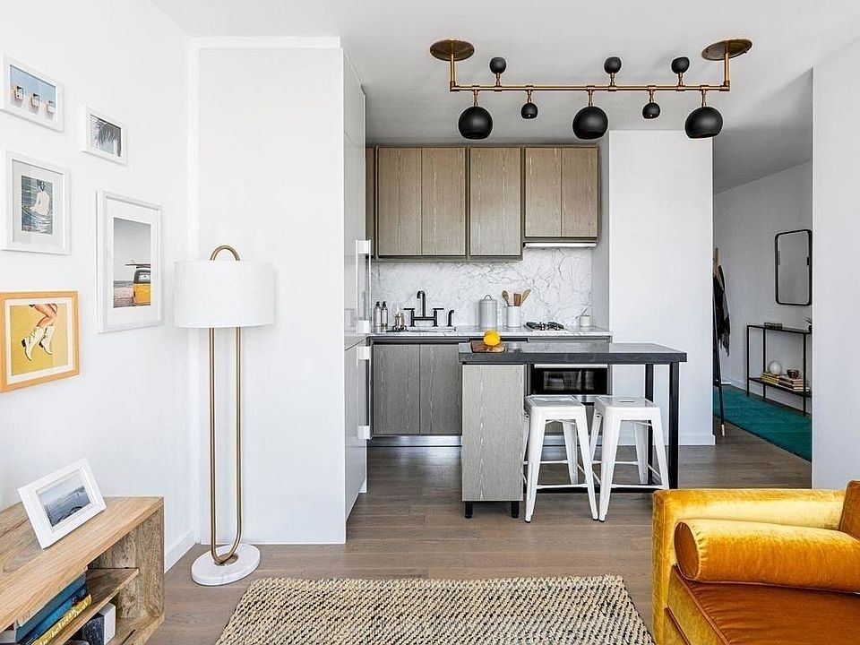 1st image of 626 1st Ave APT W25d