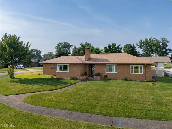 2087 S Guarnieri Dr NE, Warren, OH 44483