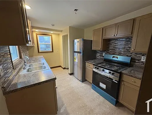 3 bed, 1282 sqft, $2,350 — Photo 3