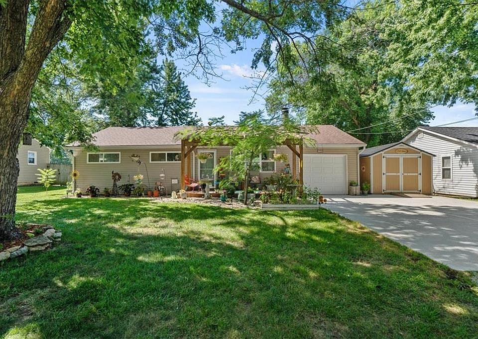 1st image of 316 E 7th St