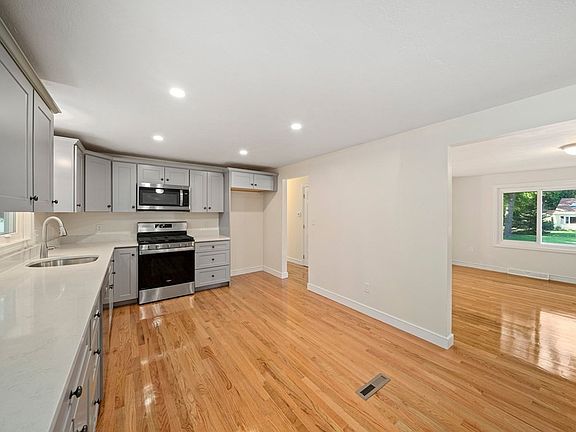 5th image of 46 Park Ave W