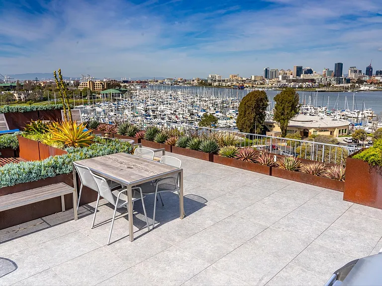 Panomar Luxury Apartments — Photo 23