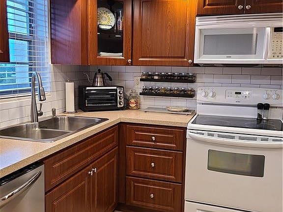 4th image of 5860 NW 44th St APT 712