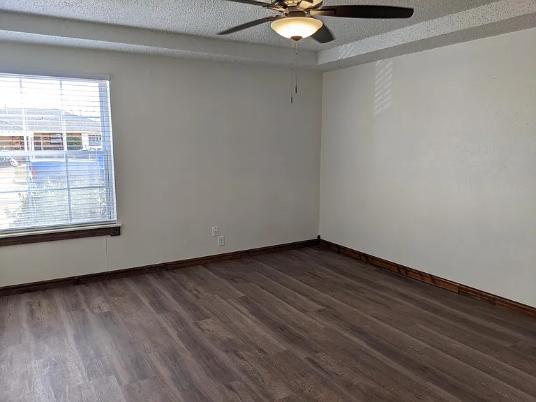 1013 Newport Ave — Photo 3