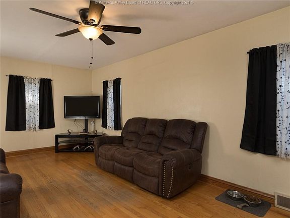 5th image of 414 Elm St
