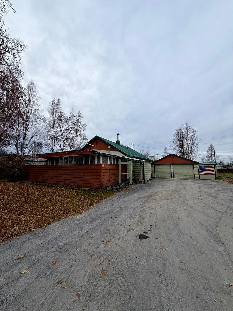 2 Bedroom Single Family Home in Fairbanks AK / Pet Friendly (Cats & Dogs) — Photo 2